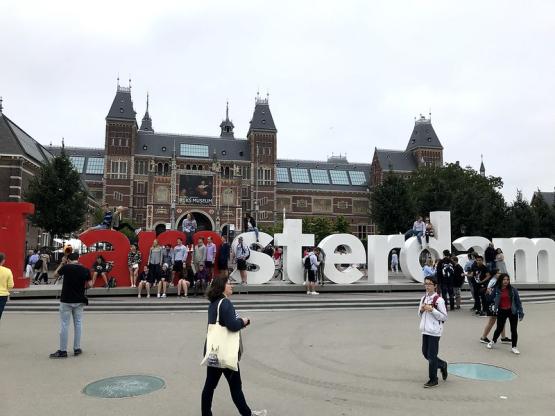 MBA Students posing in front of I love Amsterdam sign 