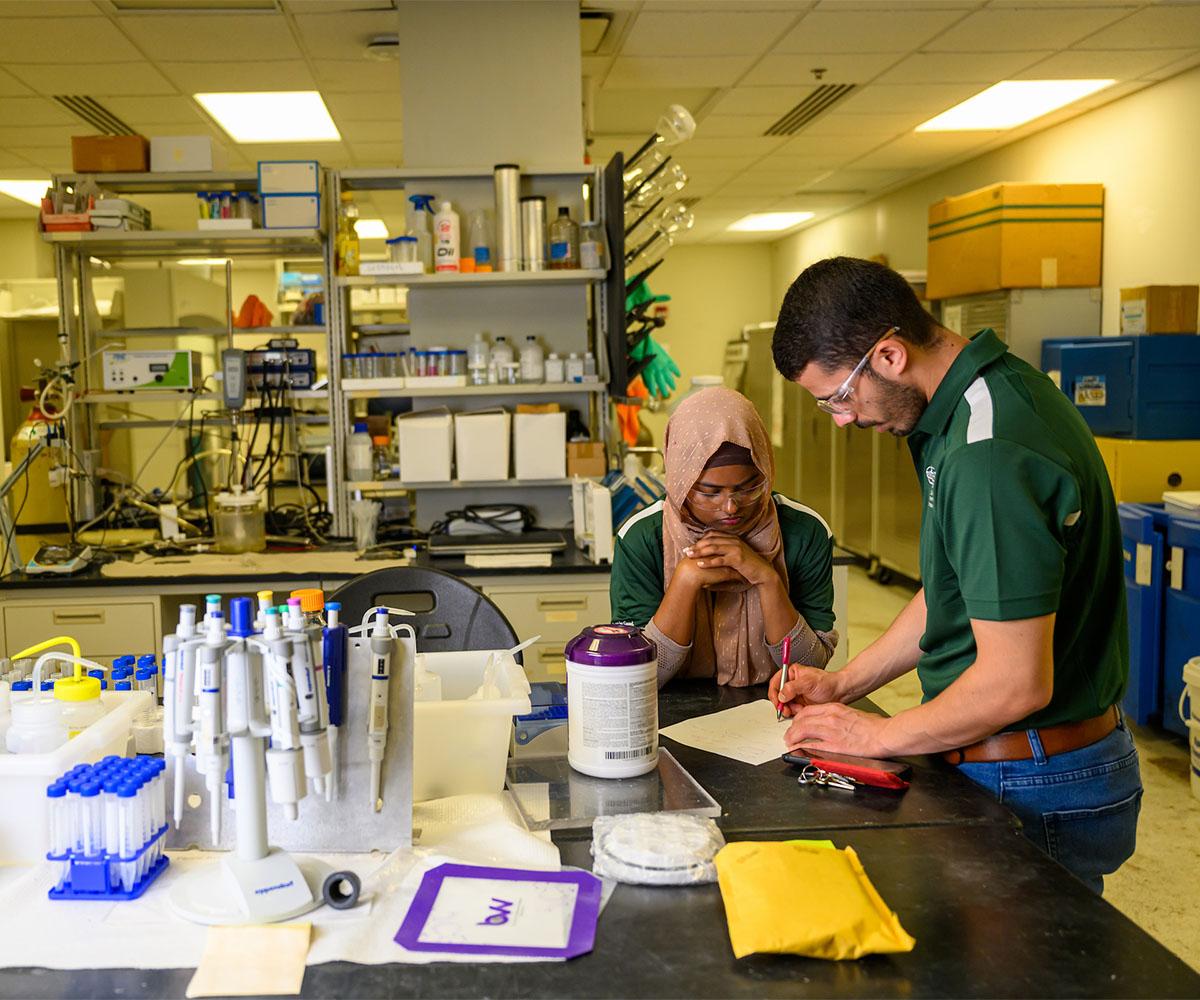 Two researchers work in a lab.