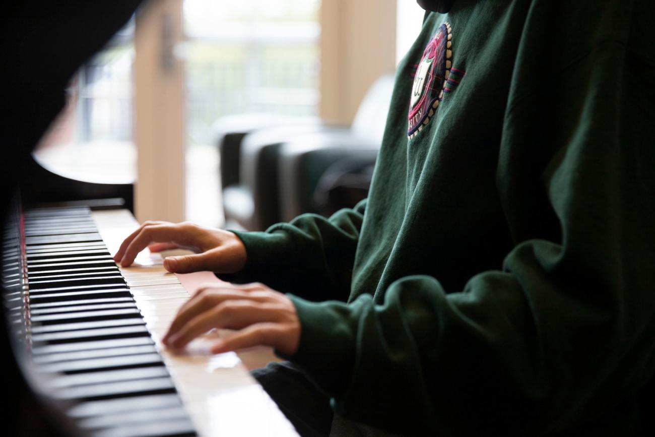 An Ohio University piano student plays at the Majors Fair
