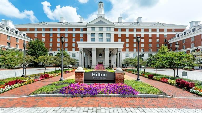 Exterior photo looking at the front entrance of the Hilton Columbus at Easton