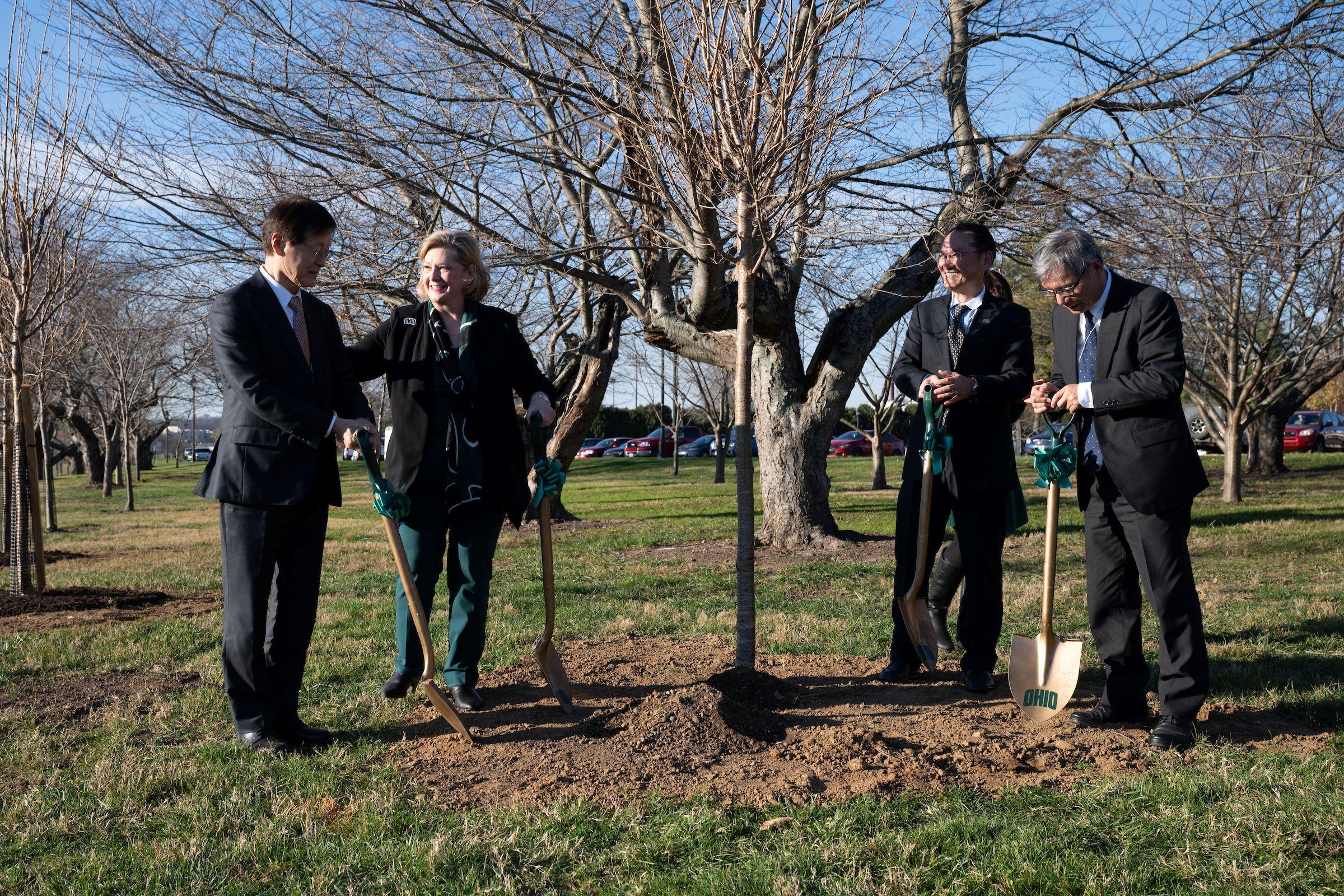 202311_Chubu 50_Groundbreaking_cherry tree planting
