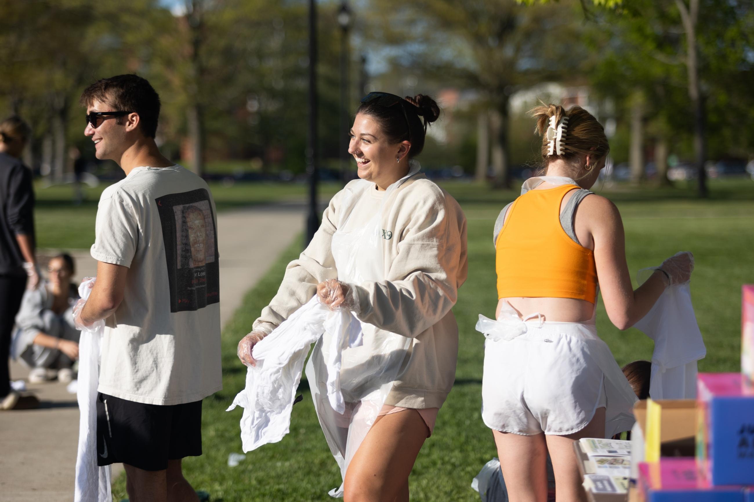 students tie dying shits