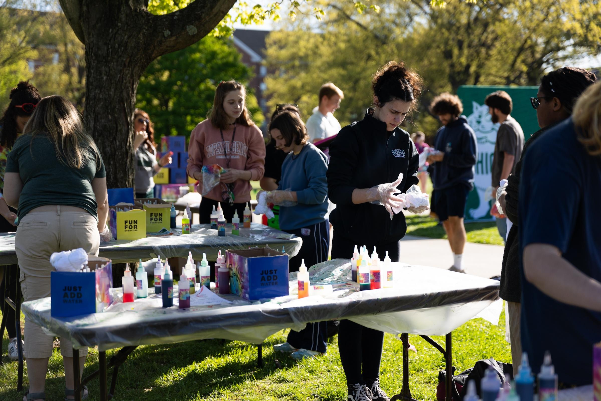 students tie dying shits