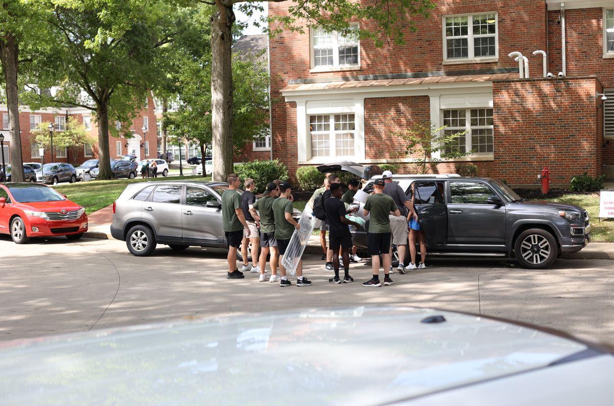 students unloading cars at move-in